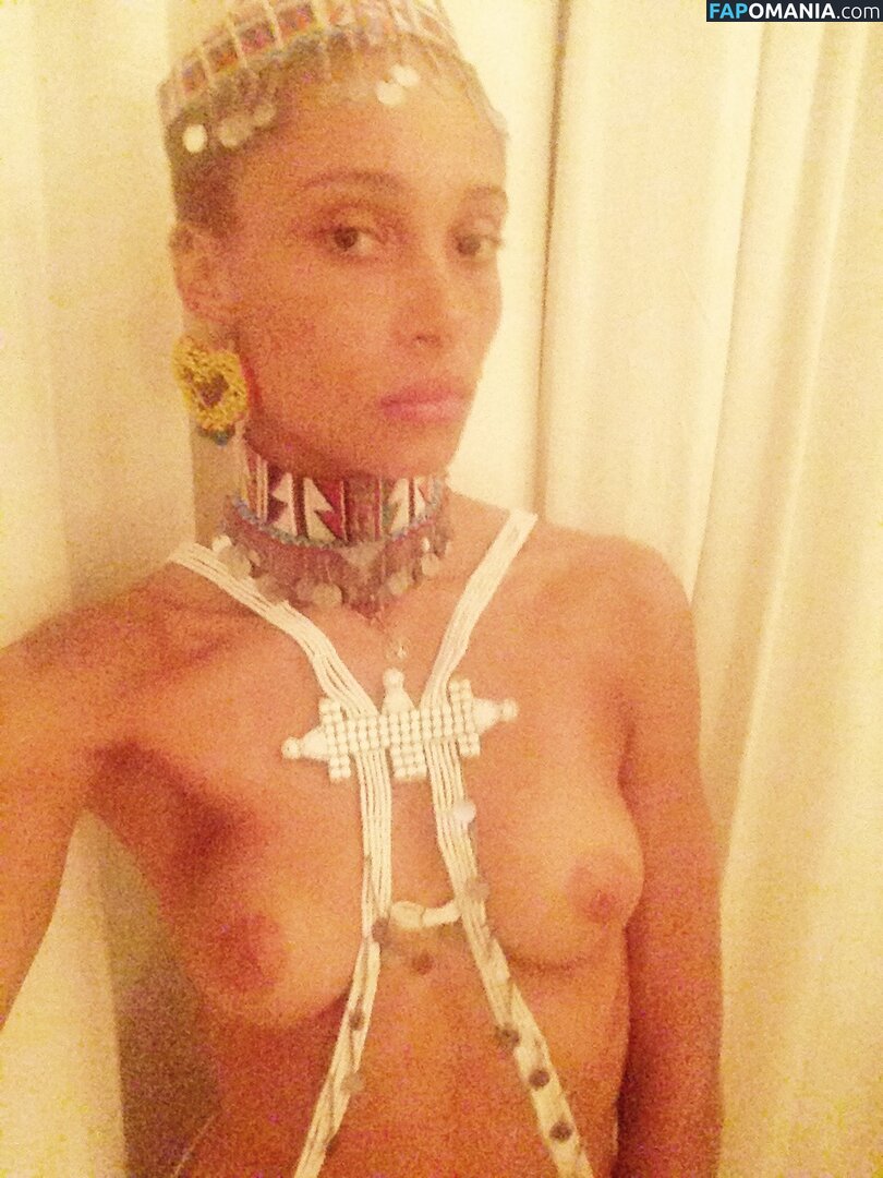 Adwoa Aboah Naakt Gelekte foto #28