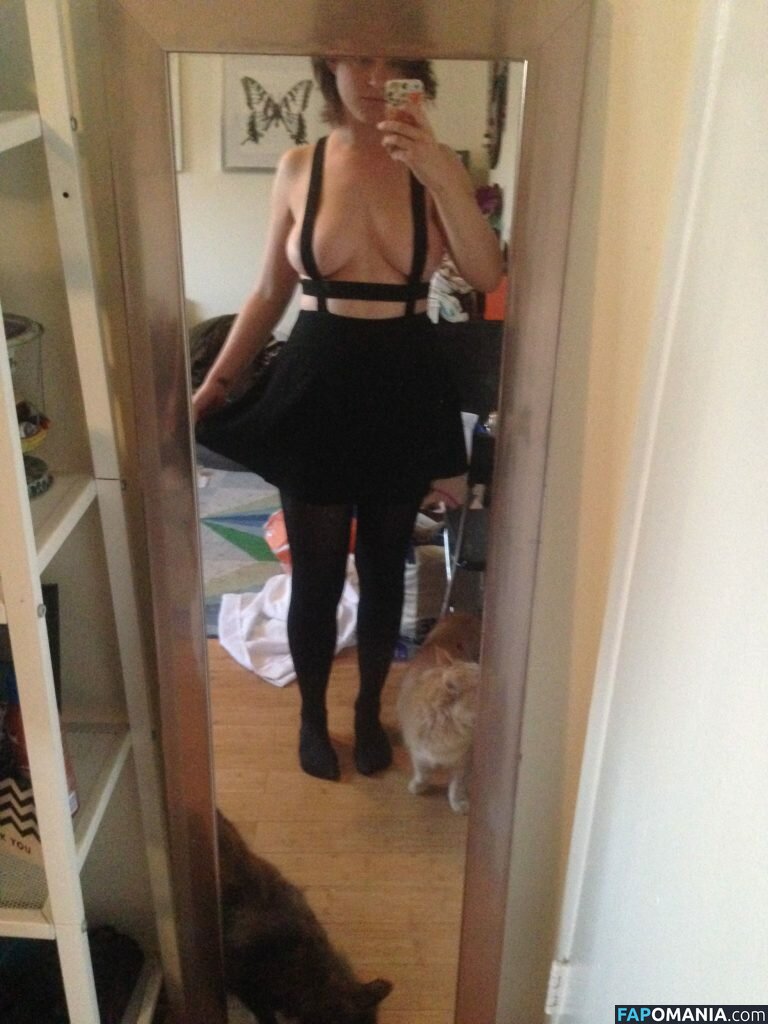 Allie Goertz Naakt Gelekte foto #10