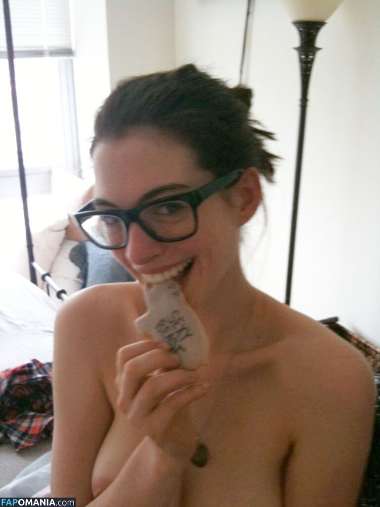 Anne Hathaway Naakt Gelekte foto #9