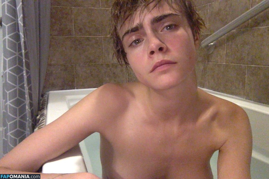 Ashley Benson And Cara Delevingne Naakt Gelekte foto #10