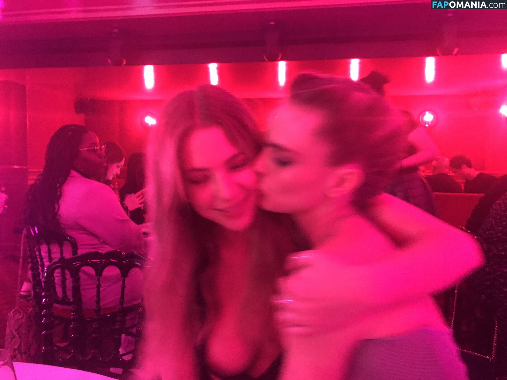 Ashley Benson And Cara Delevingne Naakt Gelekte foto #51