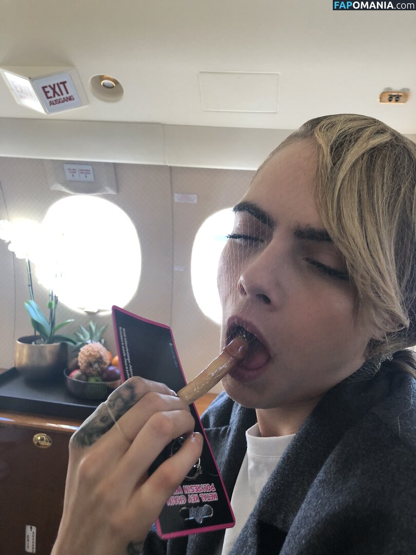 Ashley Benson And Cara Delevingne Naakt Gelekte foto #53
