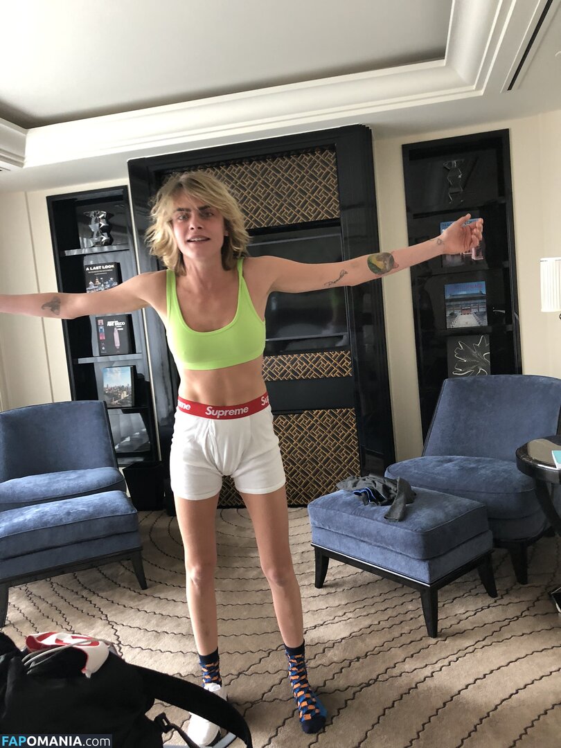 Ashley Benson And Cara Delevingne Naakt Gelekte foto #57