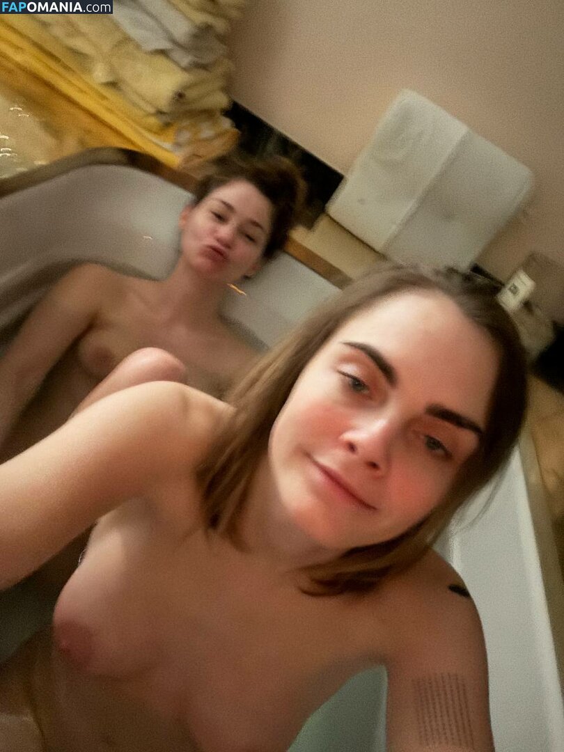 Ashley Benson And Cara Delevingne Naakt Gelekte foto #69