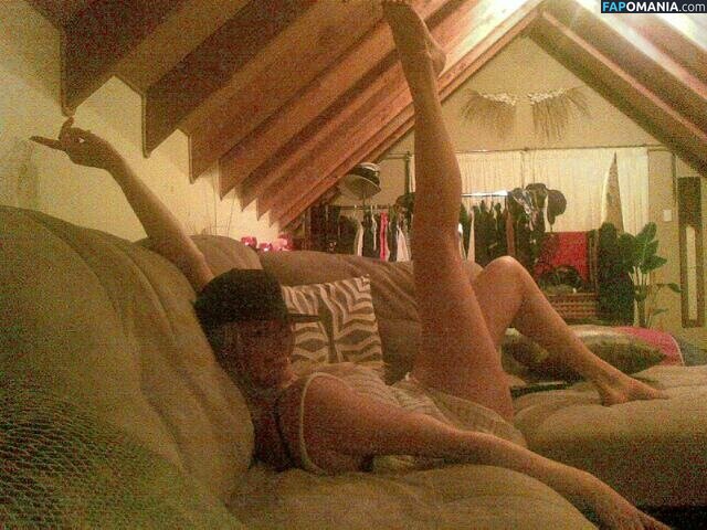 Ashley Bradley Naakt Gelekte foto #19