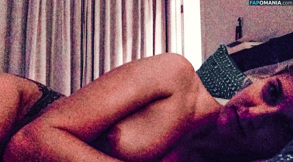 Ashley Bradley Naakt Gelekte foto #21