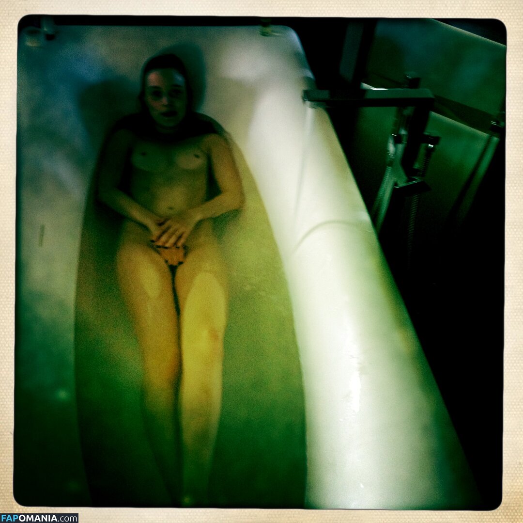 Bella Heathcote Naakt Gelekte foto #6