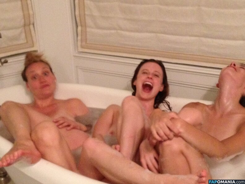 Carly Foulkes Naakt Gelekte foto #5