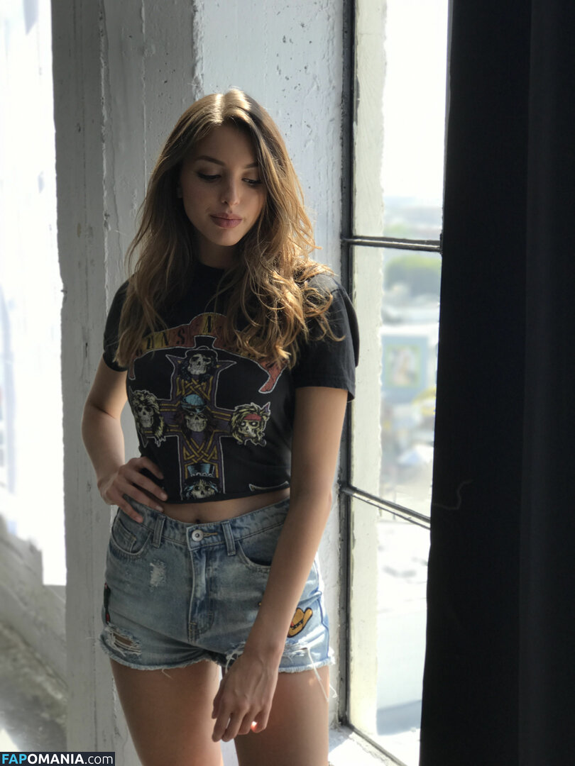 Celine Farach Naakt Gelekte foto #7