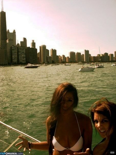 Chloe Bennett Naakt Gelekte foto #6