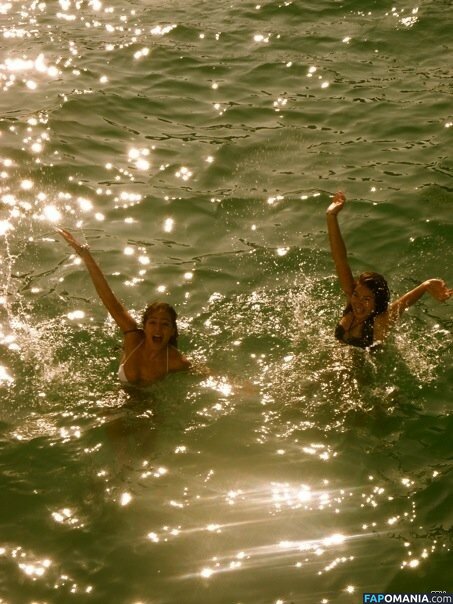 Chloe Bennett Naakt Gelekte foto #12