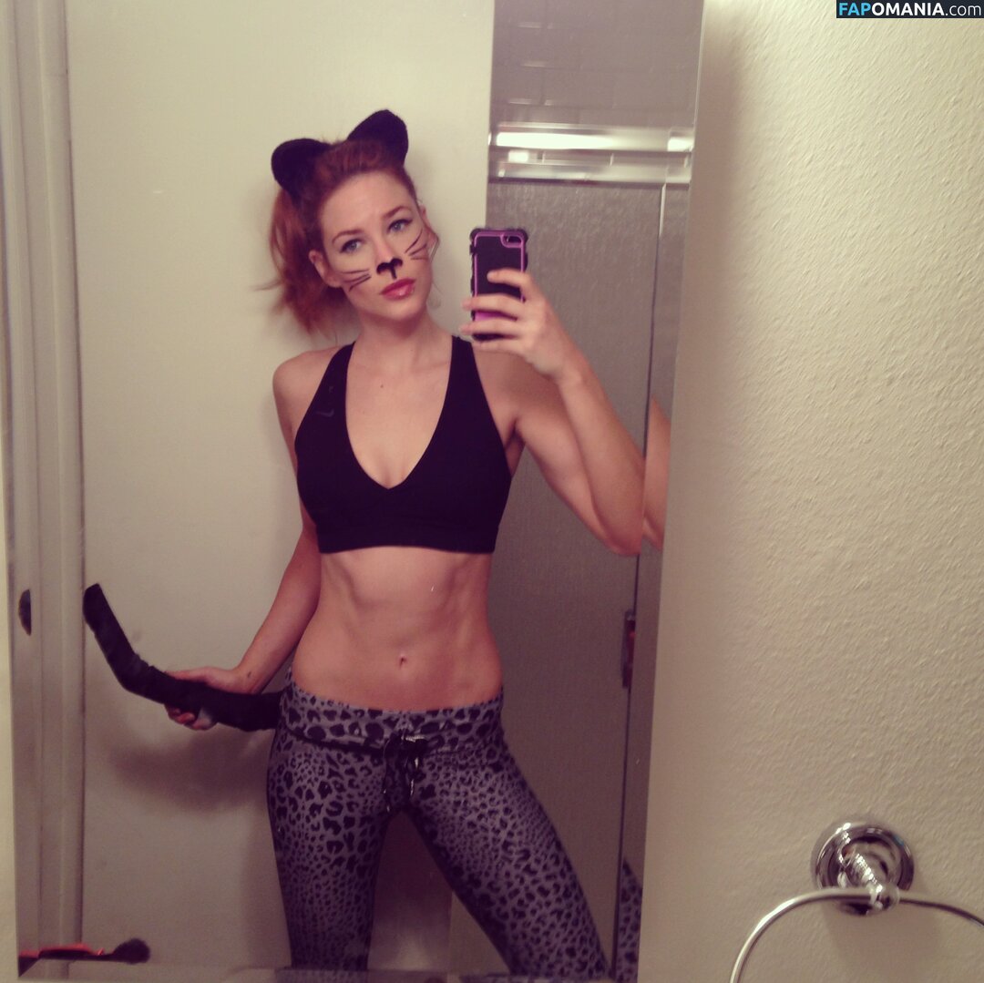 Courtney Hope Naakt Gelekte foto #3