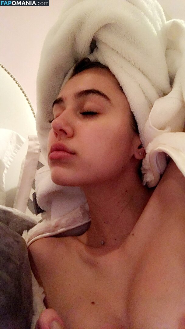 Delilah Belle Hamlin Naakt Gelekte foto #49