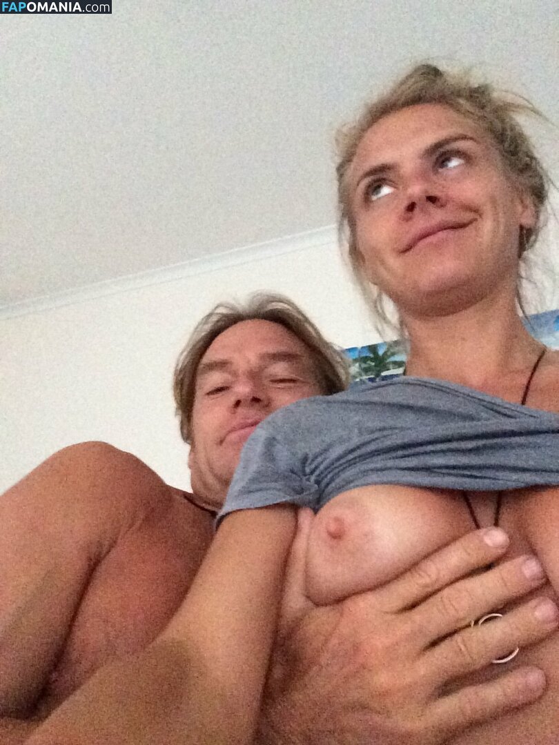 Eliza Coupe Naakt Gelekte foto #2