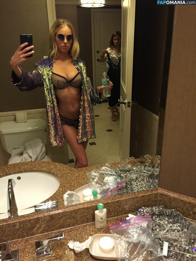 Elizabeth Turner Naakt Gelekte foto #30