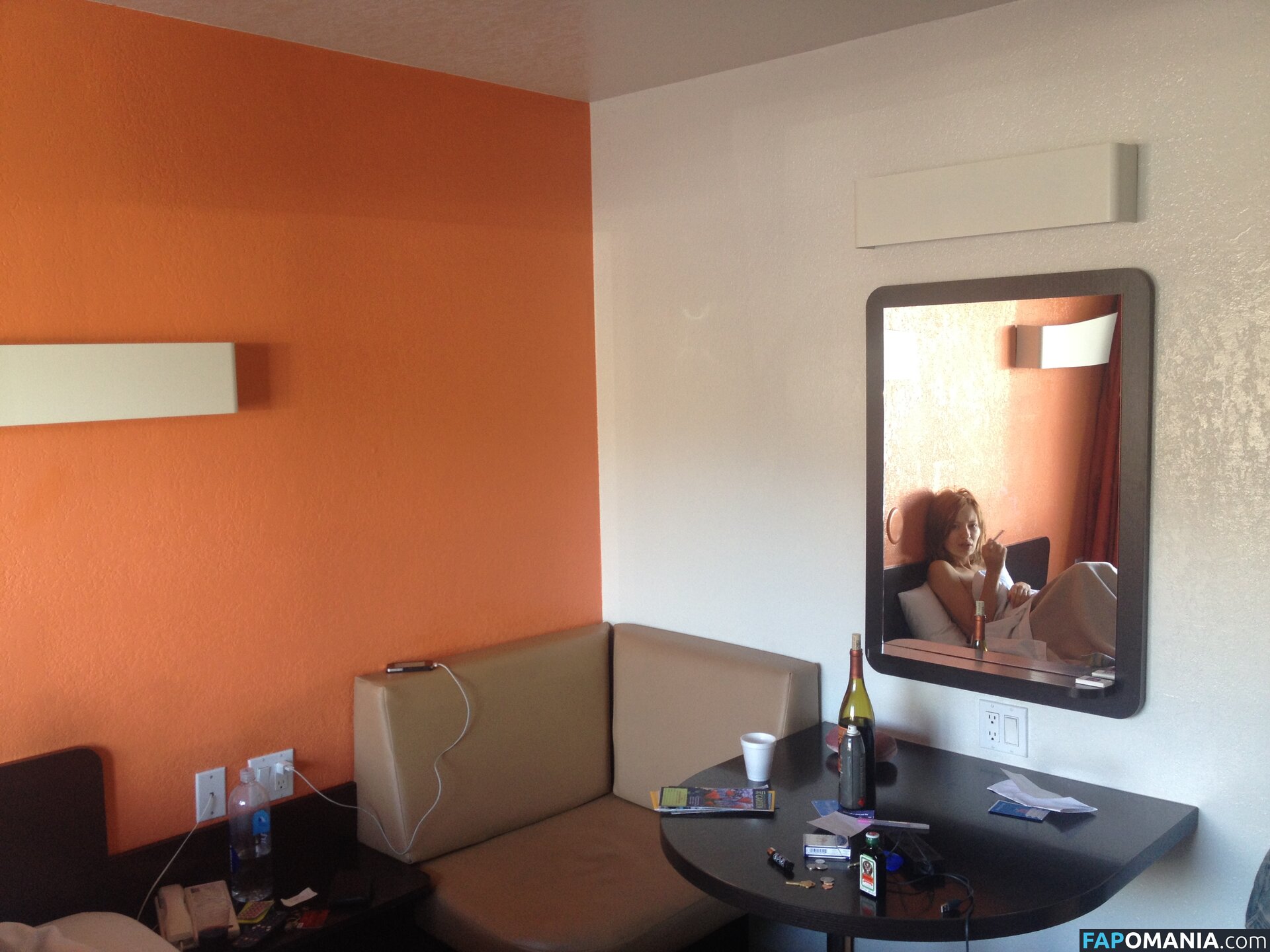 Emily Browning Naakt Gelekte foto #4