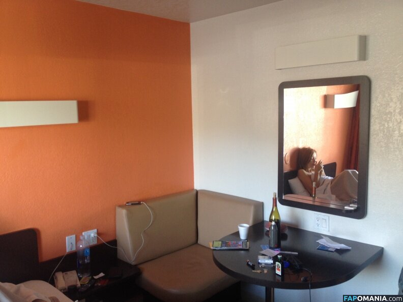 Emily Browning Naakt Gelekte foto #28