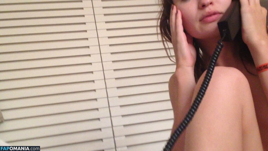 Emily Browning Naakt Gelekte foto #40