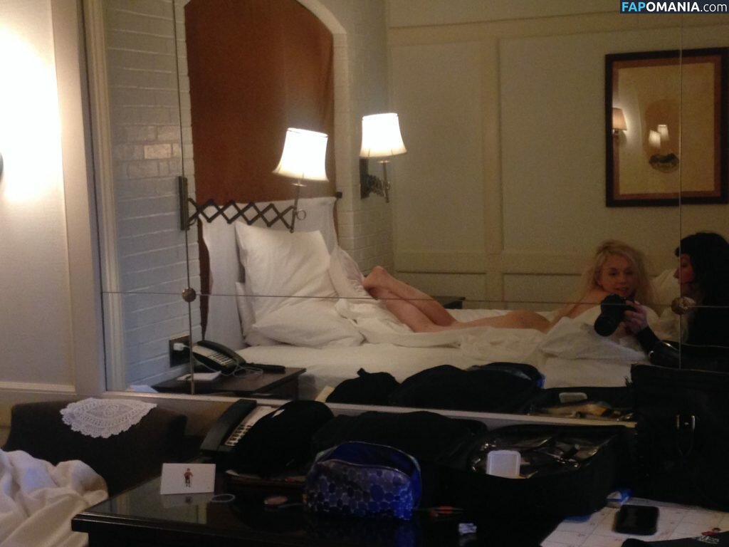 Emily Kinney Naakt Gelekte foto #9