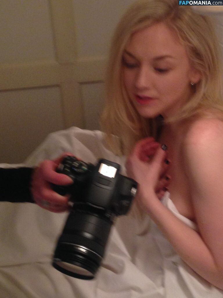 Emily Kinney Naakt Gelekte foto #20