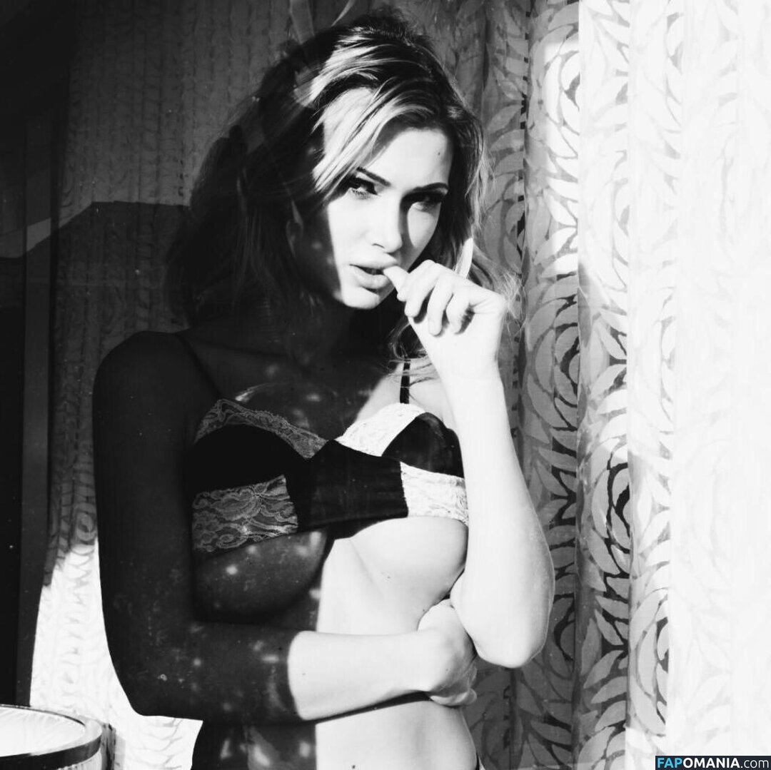 Emma Hernan Naakt Gelekte foto #695