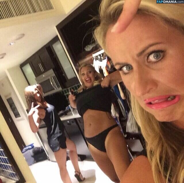 Hayley McQueen Naakt Gelekte foto #5