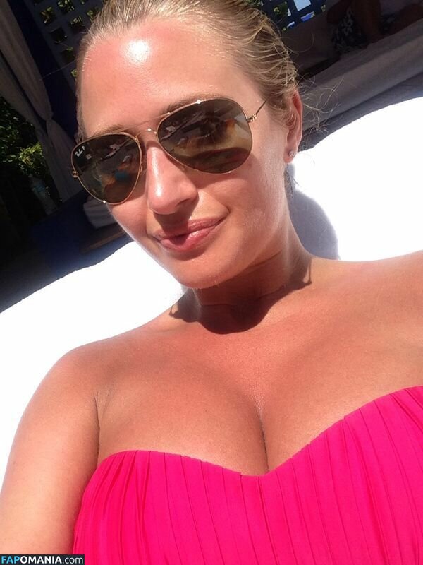Hayley McQueen Naakt Gelekte foto #10