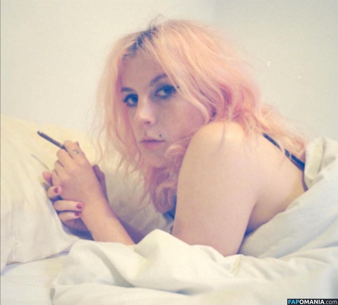 Izzy Phillips Naakt Gelekte foto #8