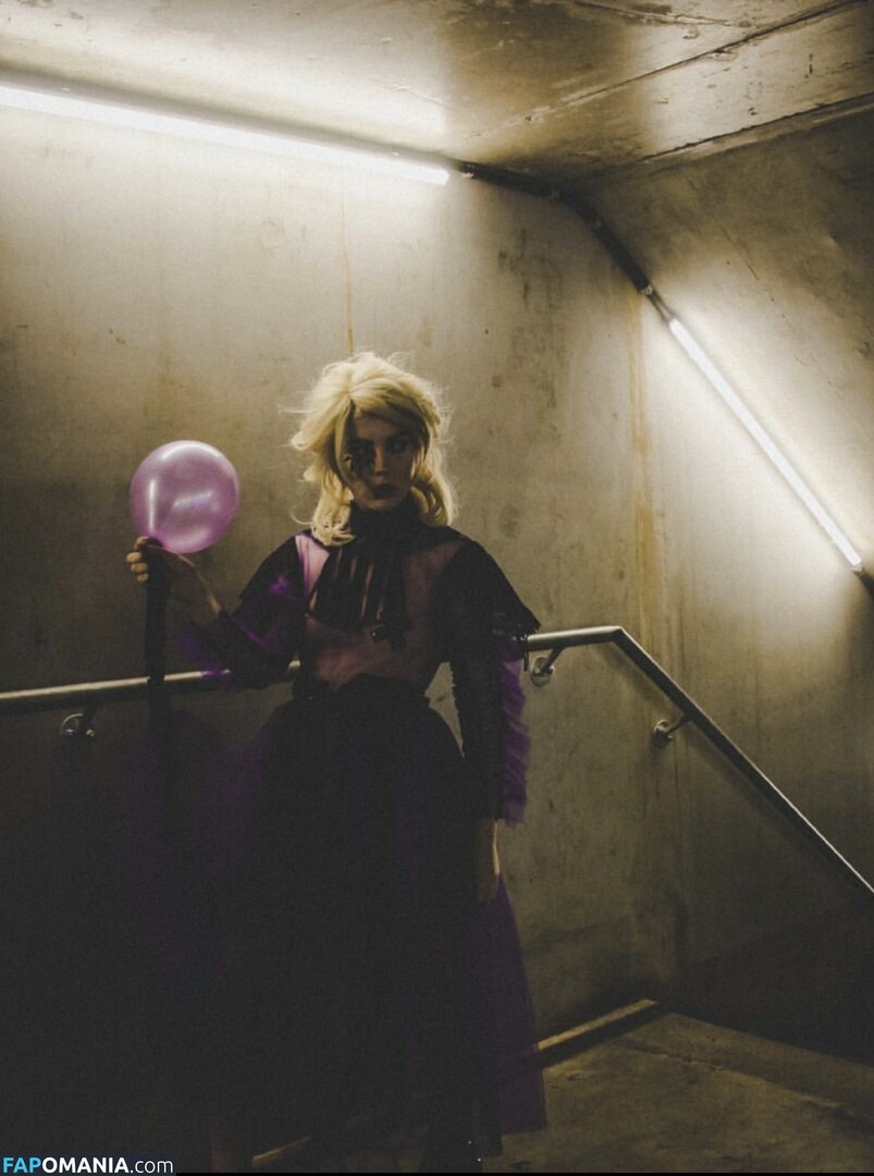 Izzy Phillips Naakt Gelekte foto #16