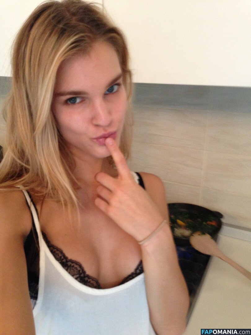 Joy Corrigan Naakt Gelekte foto #3