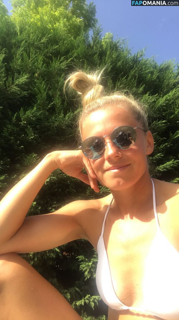 Julia Simic Naakt Gelekte foto #8