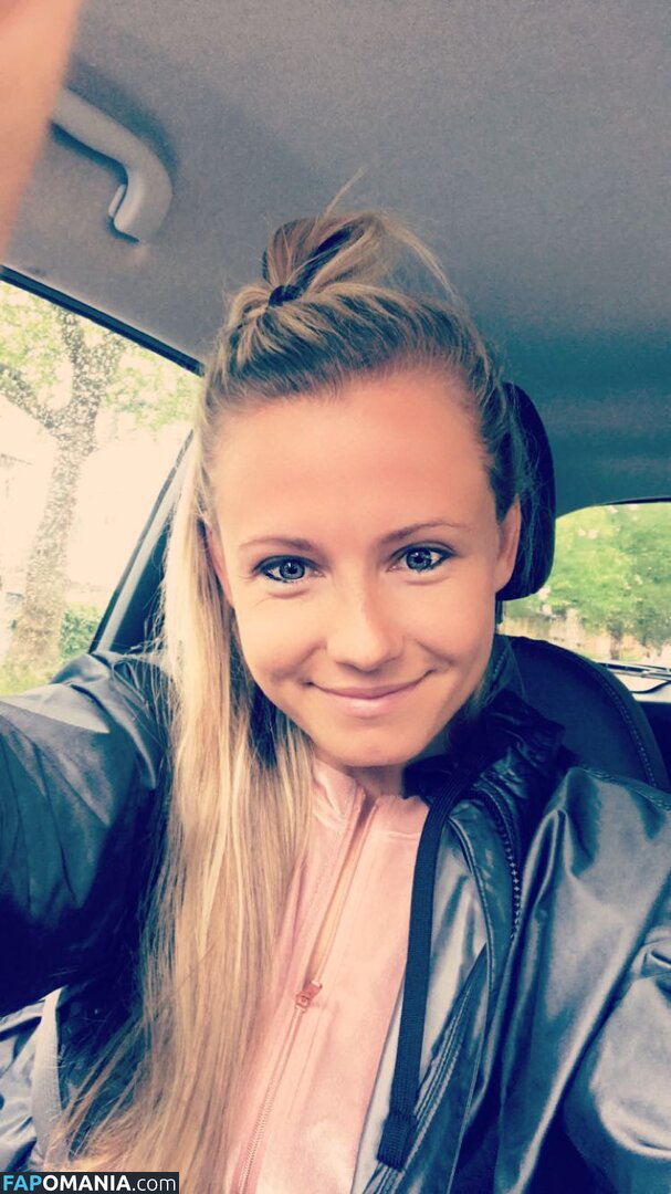 Julia Simic Naakt Gelekte foto #16