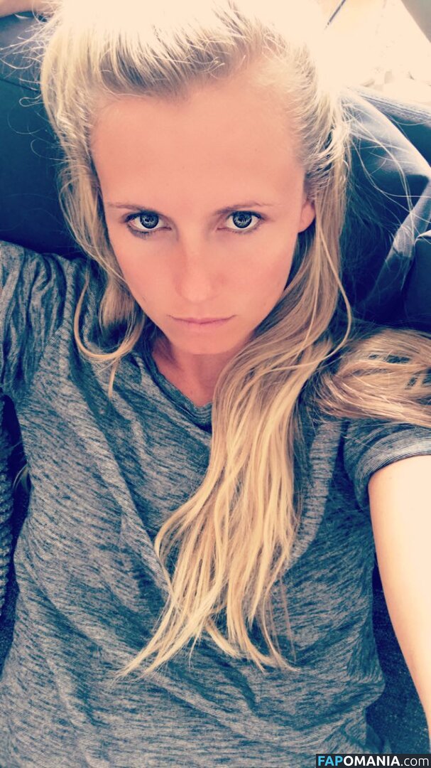 Julia Simic Naakt Gelekte foto #20