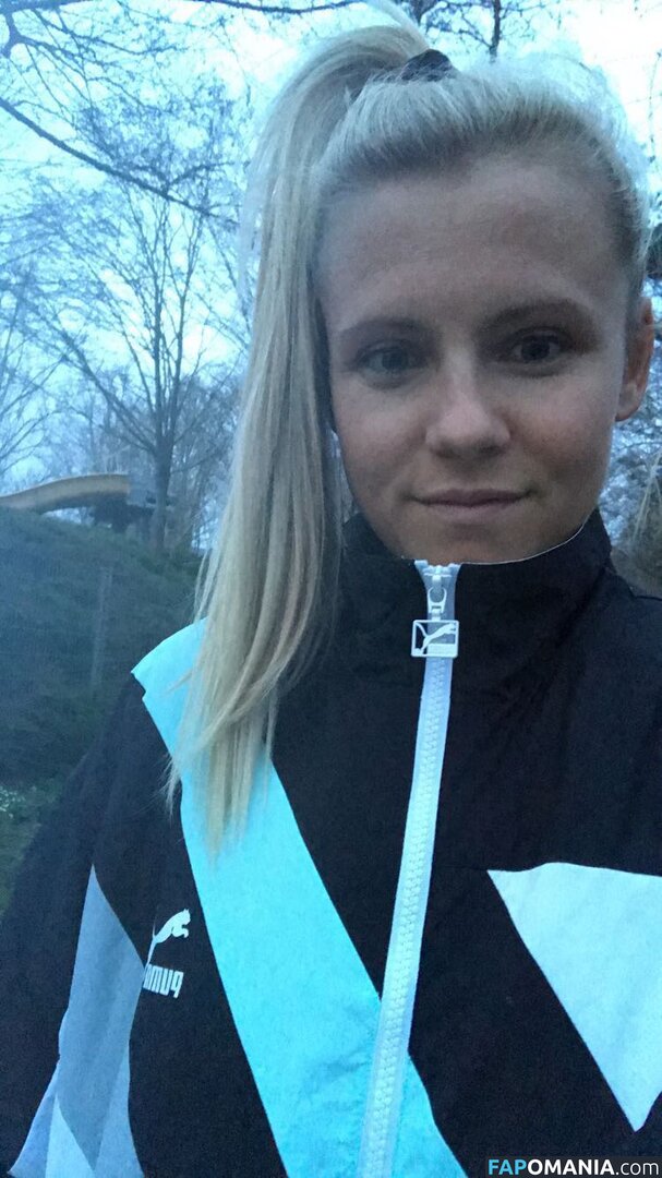 Julia Simic Naakt Gelekte foto #22