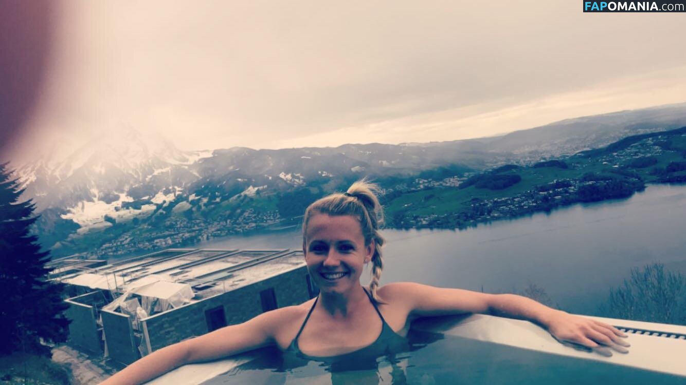 Julia Simic Naakt Gelekte foto #30