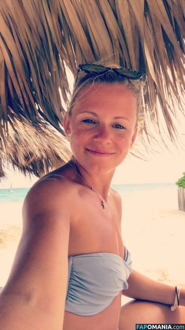 Julia Simic Naakt Gelekte foto #42