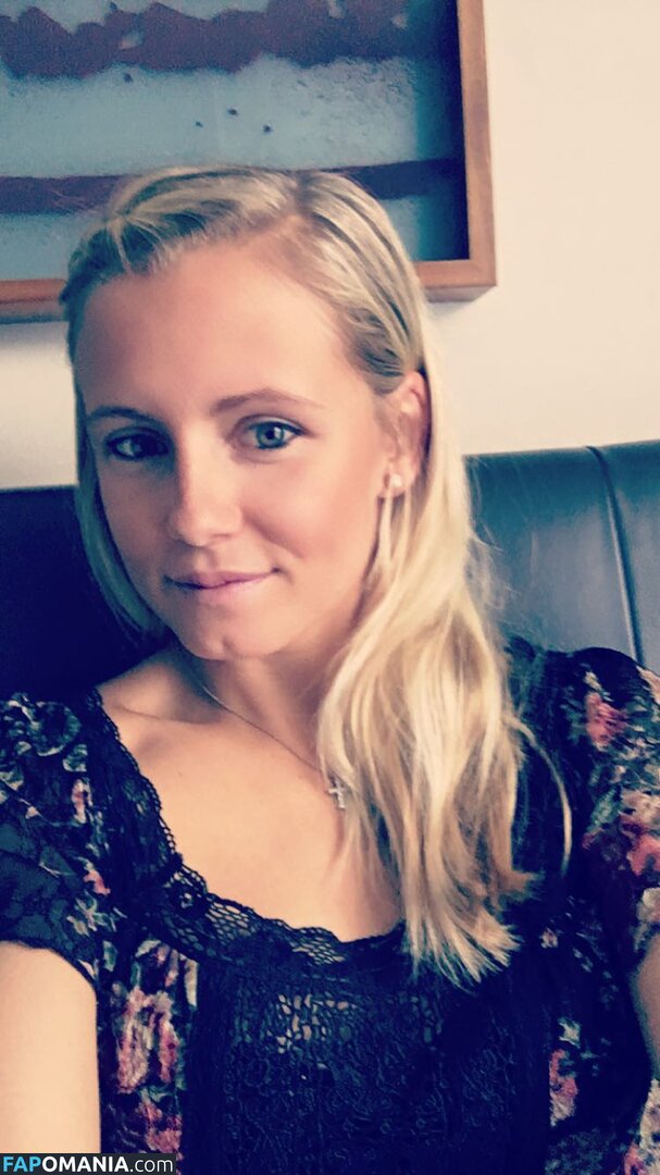 Julia Simic Naakt Gelekte foto #49