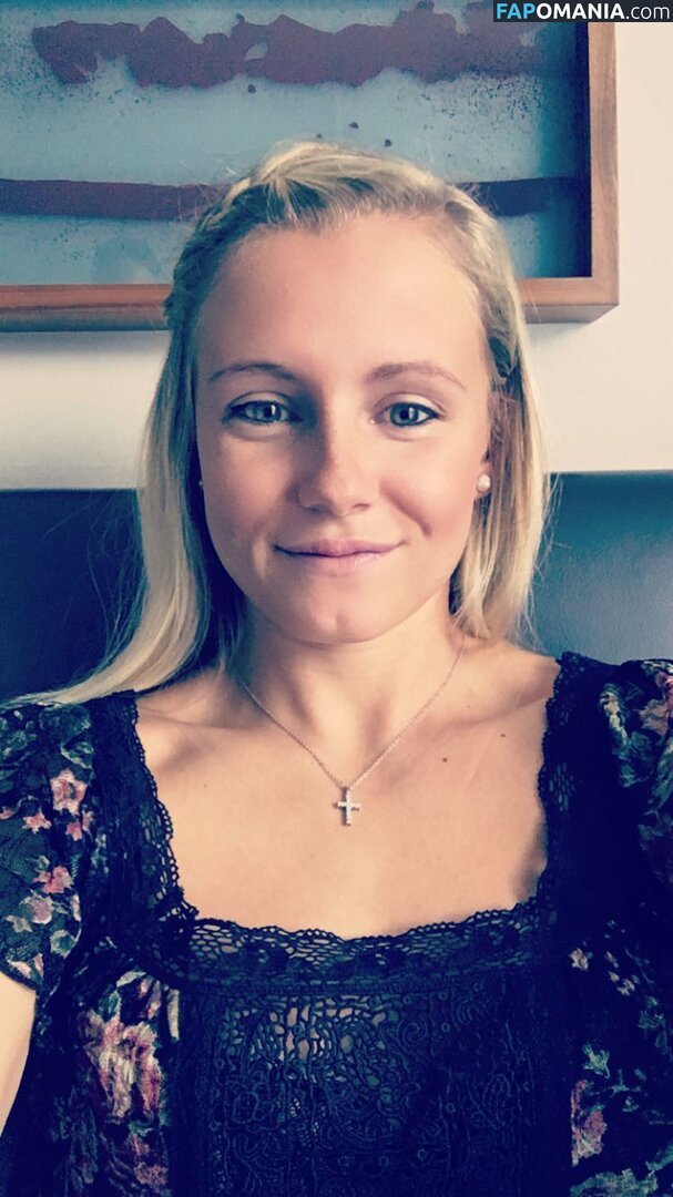 Julia Simic Naakt Gelekte foto #50