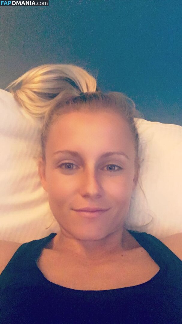 Julia Simic Naakt Gelekte foto #54