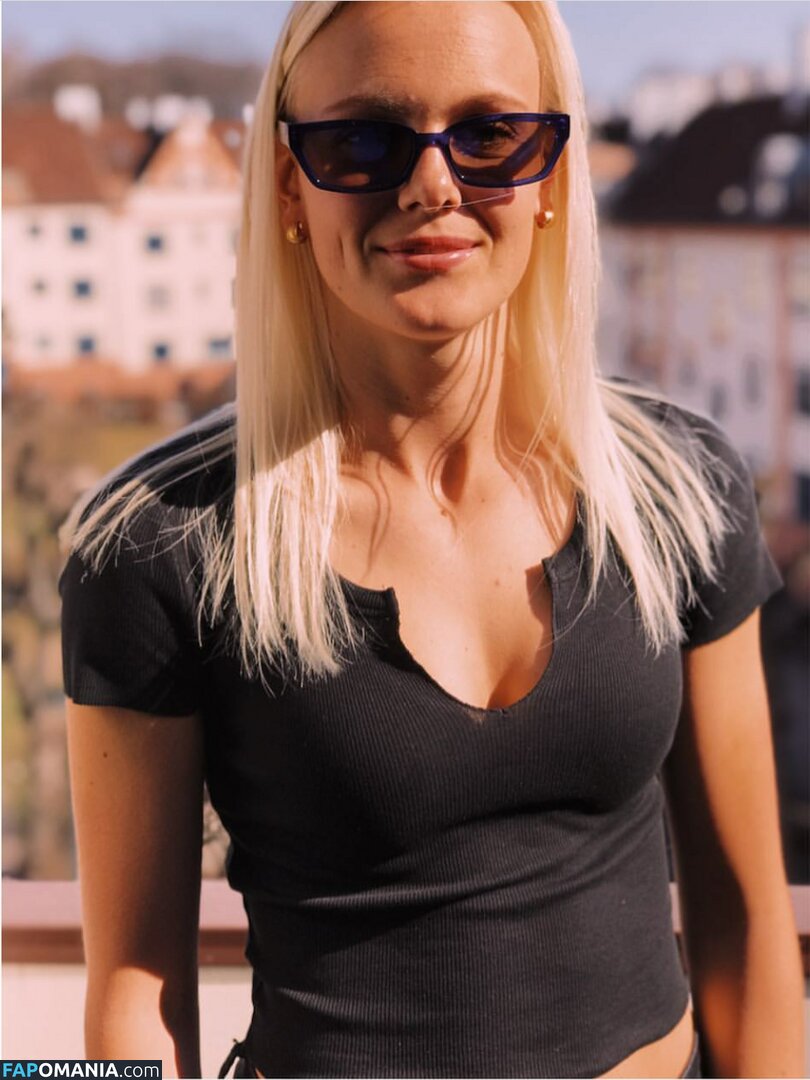 Karina SСvik Naakt Gelekte foto #6