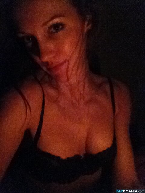 Katie Cassidy Naakt Gelekte foto #7