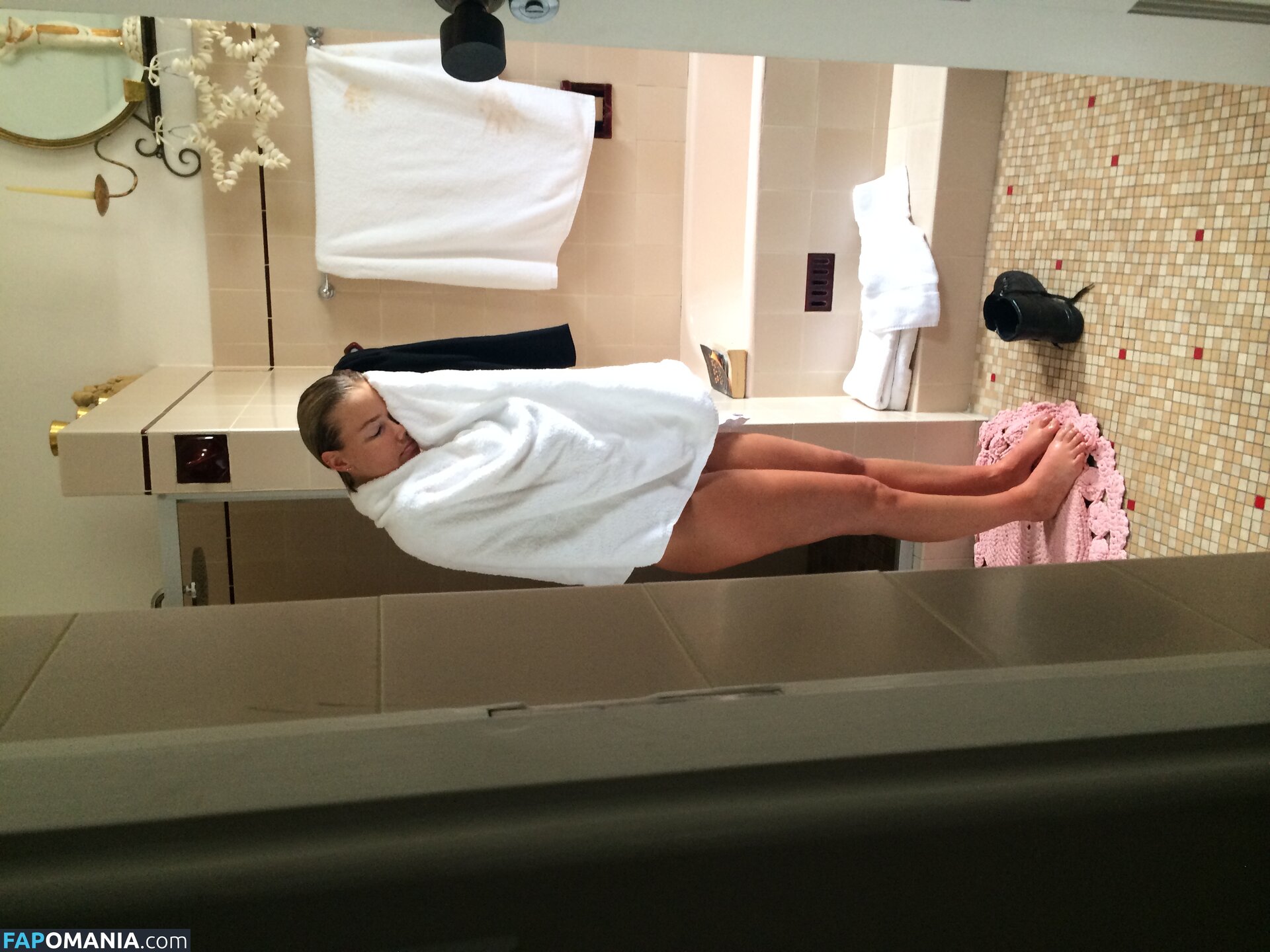 Lara Bingle Naakt Gelekte foto #261