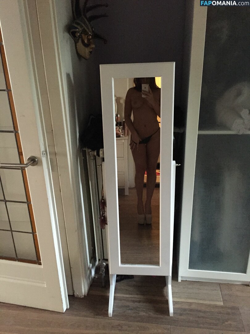 Laura Ponticorvo Naakt Gelekte foto #12