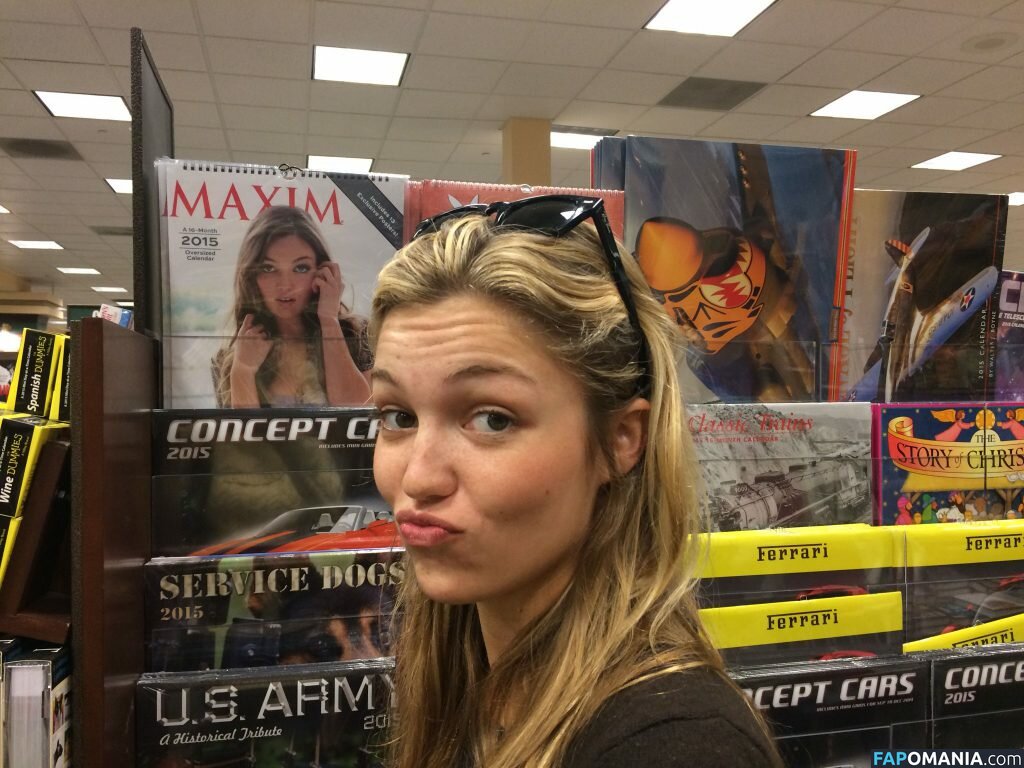 Lili Simmons Naakt Gelekte foto #67