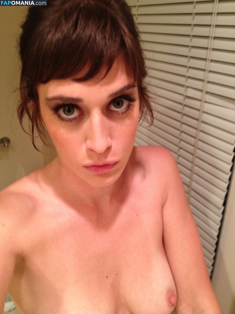 Lizzy Caplan Naakt Gelekte foto #1