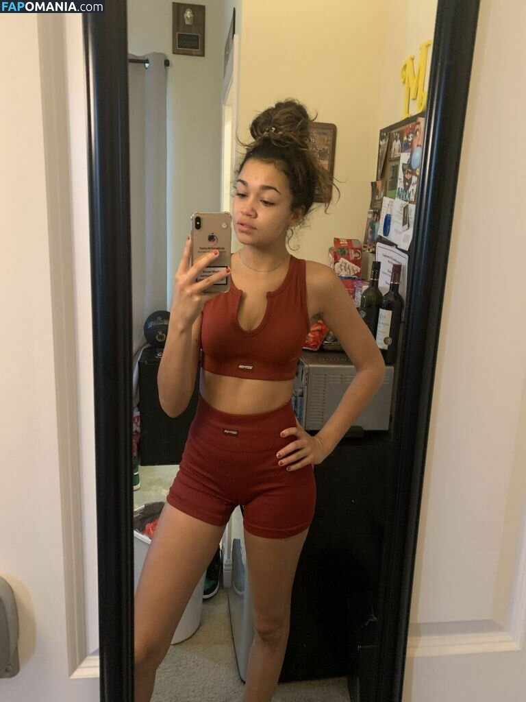 Madison Bailey Naakt Gelekte foto #4