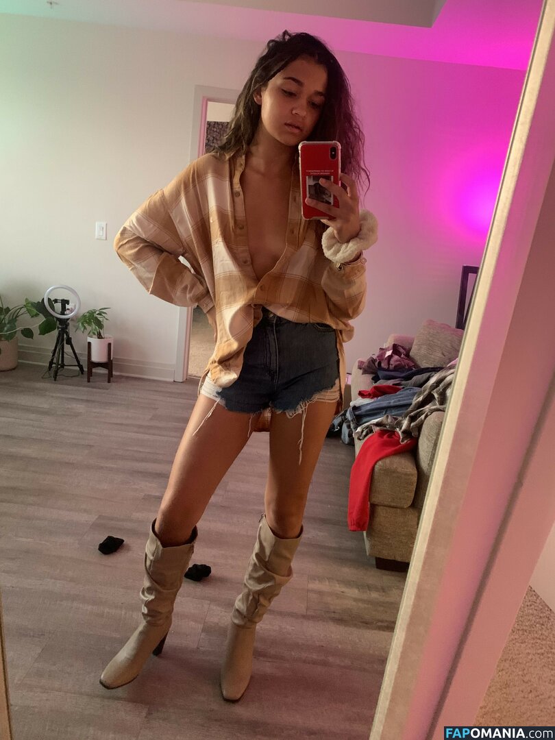 Madison Bailey Naakt Gelekte foto #10