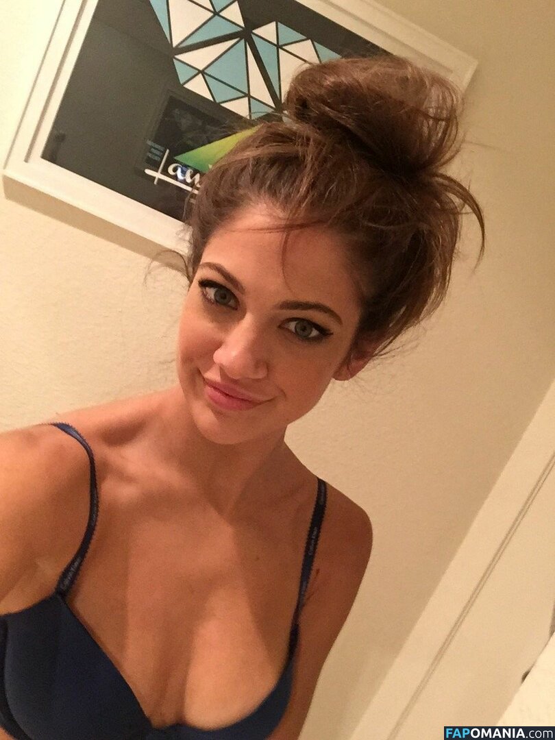 Mia Serafino Naakt Gelekte foto #41