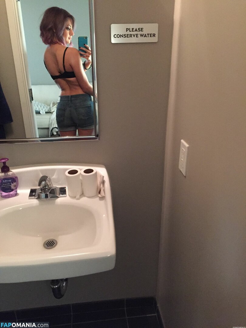 Mia Serafino Naakt Gelekte foto #63