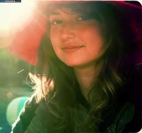 Milana Vayntrub Naakt Gelekte foto #1